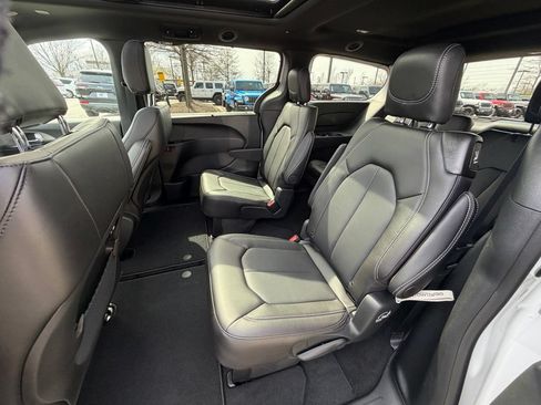 New 2026 Chrysler Pacifica Select FWD image 11