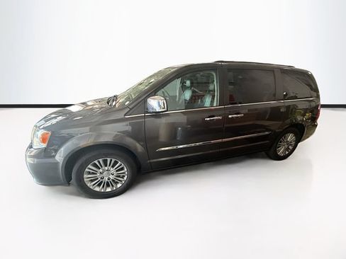 Used 2015 Chrysler Town & Country Touring-L w/ Driver Convenience Group FWD image 9