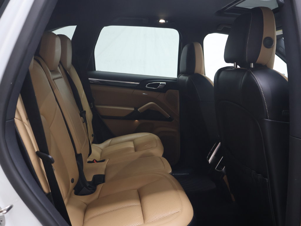 Used 2018 Porsche Cayenne w/ Premium Package AWD/4WD image 12