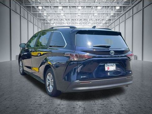 Certified 2025 Toyota Sienna XLE FWD image 10