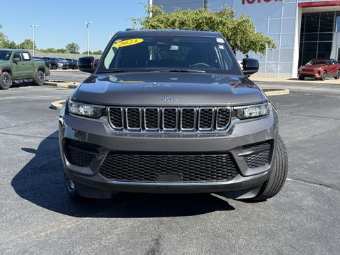 Used 2023 Jeep Grand Cherokee Laredo AWD/4WD image 2