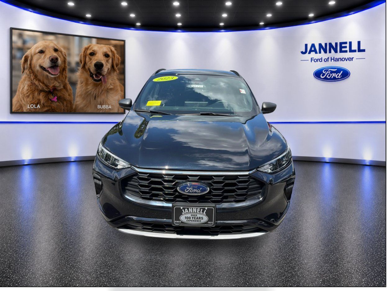 Used 2023 Ford Escape ST-Line w/ Tech Pack #1 AWD/4WD image 2