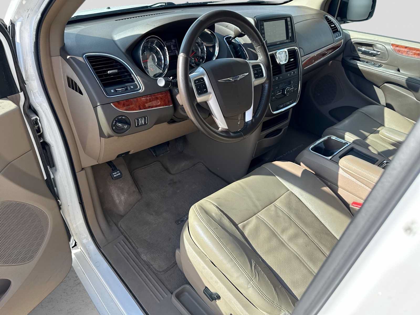 Used 2014 Chrysler Town & Country Touring-L FWD image 2