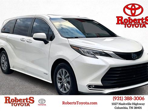 Certified 2021 Toyota Sienna XLE image 1