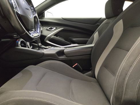 Used 2018 Chevrolet Camaro LT RWD image 17