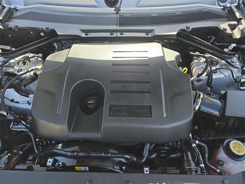 Used 2023 Land Rover Defender 130 X-Dynamic SE image 32