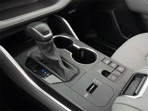 Used 2024 Toyota Highlander LE image 19