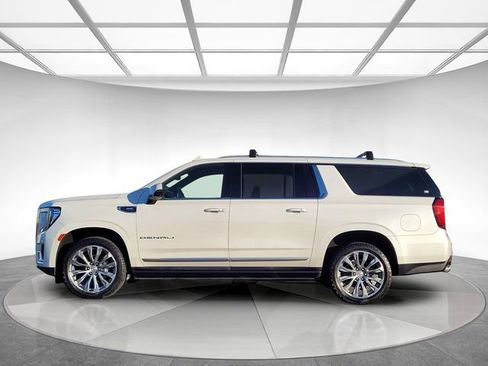 Used 2021 GMC Yukon XL Denali w/ Denali Premium Package image 8