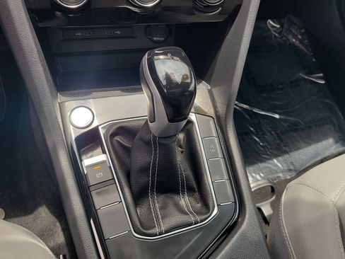 Used 2024 Volkswagen Taos SE w/ Panoramic Sunroof Package FWD image 24