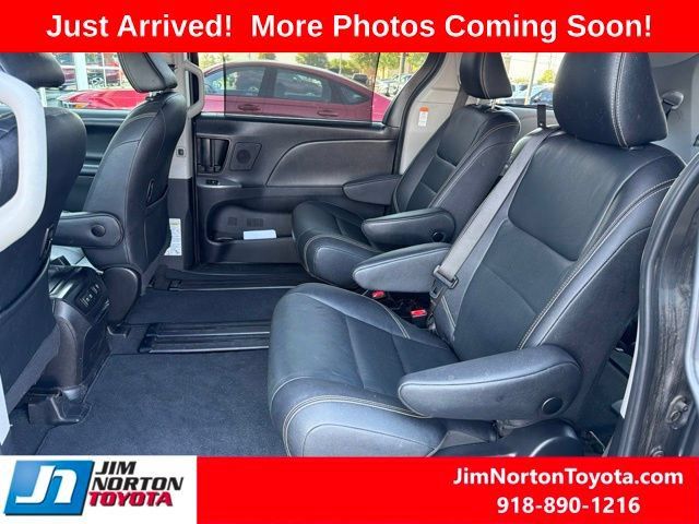 Used 2020 Toyota Sienna SE w/ SE Preferred Package FWD image 8