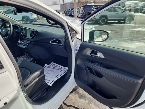 Used 2025 Chrysler Voyager LX image 32