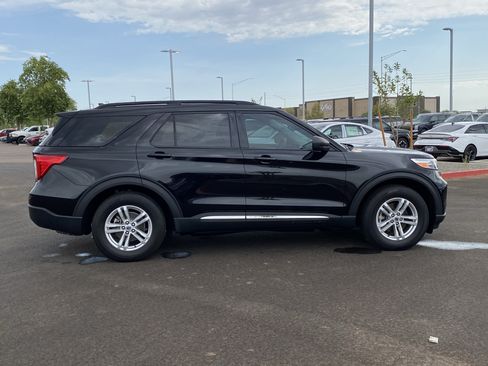 Used 2024 Ford Explorer XLT RWD image 2