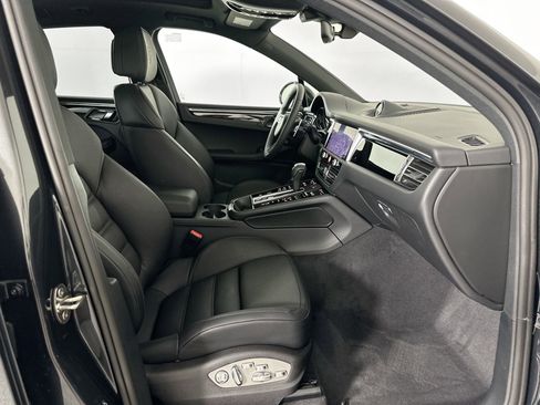 Certified 2025 Porsche Macan image 28