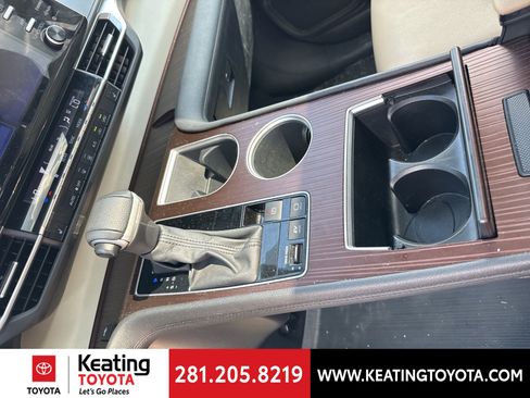 Used 2024 Toyota Sienna XLE FWD image 18