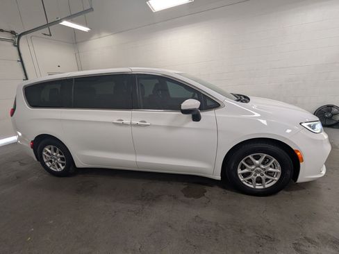 Certified 2023 Chrysler Pacifica Touring-L FWD image 3