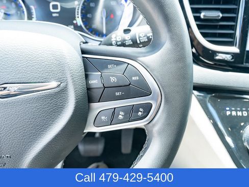Used 2023 Chrysler Pacifica Touring-L FWD image 25