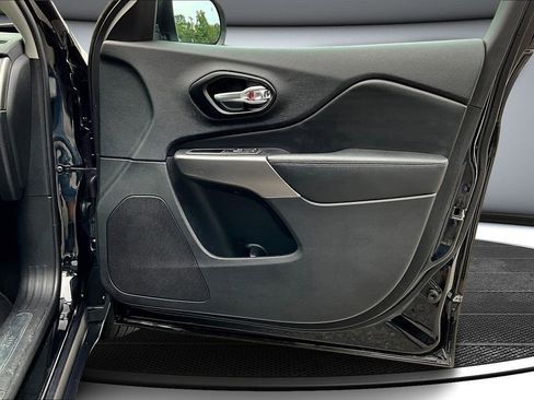 Used 2021 Jeep Cherokee Limited image 27