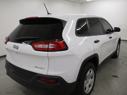Used 2017 Jeep Cherokee Sport w/ Cold Weather Group image 7