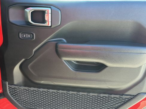 Used 2025 Jeep Wrangler Rubicon image 14