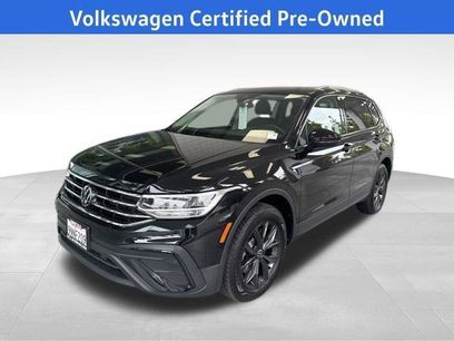 Used 2024 Volkswagen Tiguan SE w/ Panoramic Sunroof Package