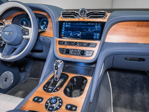 Used 2023 Bentley Bentayga V8 image 33