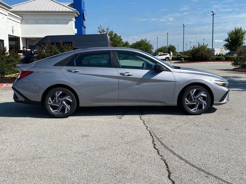 New 2025 Hyundai Elantra SEL image 8