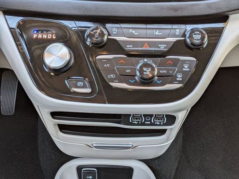 Used 2024 Chrysler Pacifica Touring-L FWD image 17