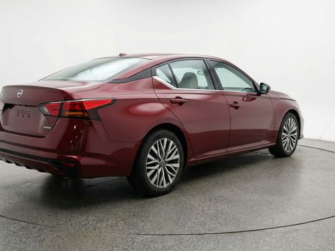 Used 2025 Nissan Altima 2.5 SV image 9