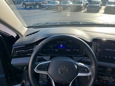 Used 2025 Volkswagen Jetta SE image 28