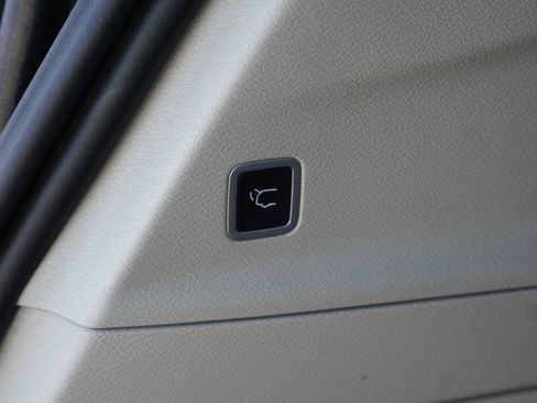 Used 2023 Chrysler Voyager LX FWD image 9