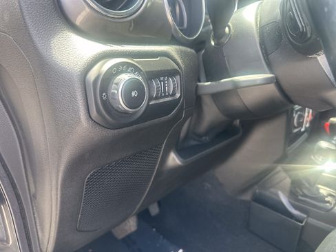 Used 2020 Jeep Wrangler Unlimited Sahara AWD/4WD image 33