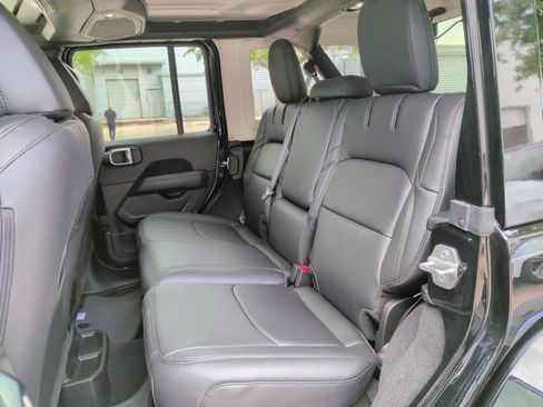 Used 2025 Jeep Wrangler Unlimited Sahara AWD/4WD image 30