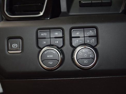 Used 2024 GMC Sierra 3500 Denali w/ Denali Reserve Package image 39