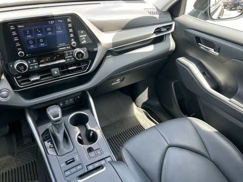 Used 2022 Toyota Highlander XLE AWD/4WD image 35