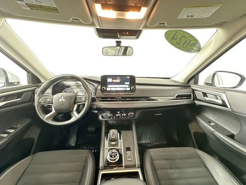Used 2024 Mitsubishi Outlander SE image 3