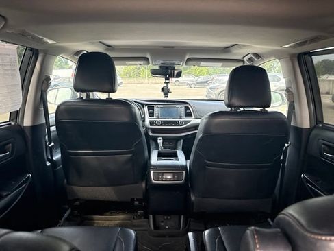 Used 2018 Toyota Highlander XLE AWD/4WD image 11