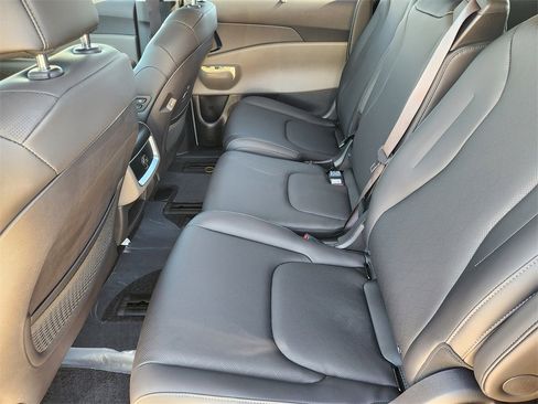 New 2026 Kia Carnival EX image 19