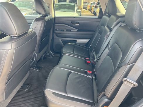 Used 2024 Nissan Pathfinder SL image 8
