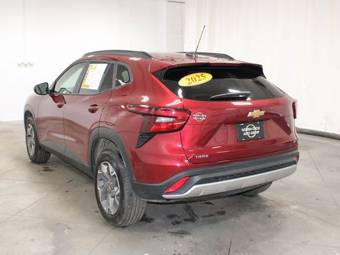 Used 2025 Chevrolet Trax LT image 7