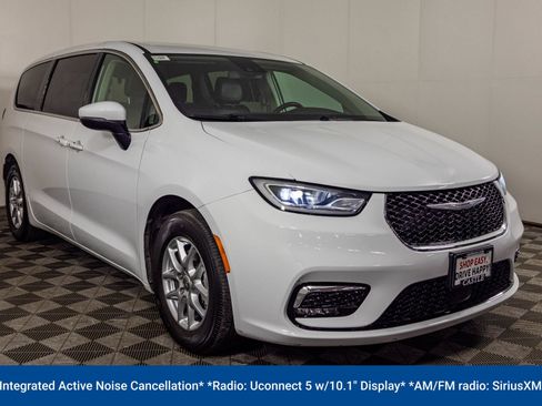 Used 2023 Chrysler Pacifica Touring-L FWD image 12