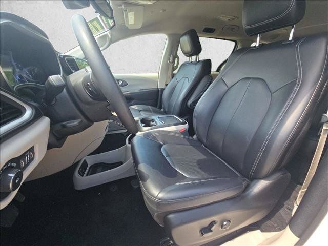Used 2024 Chrysler Pacifica Touring-L FWD image 15