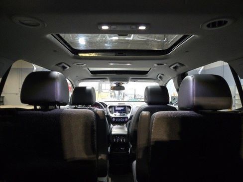 Used 2023 GMC Acadia SLT w/ Preferred Package image 7