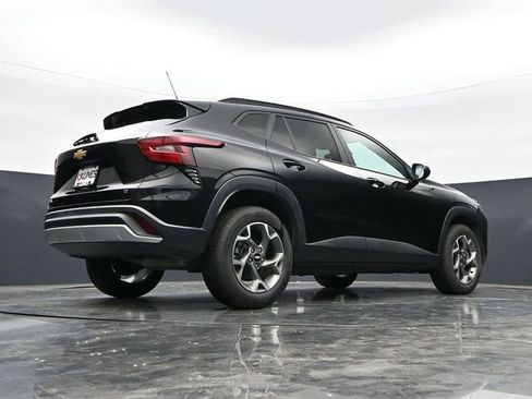 Used 2025 Chevrolet Trax LT w/ LT Convenience Package FWD image 40