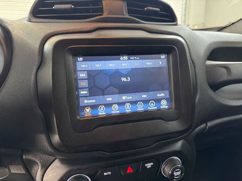 Used 2020 Jeep Renegade Latitude FWD image 28