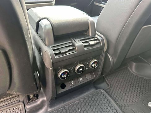 Used 2023 Land Rover Defender 110 X-Dynamic SE image 13