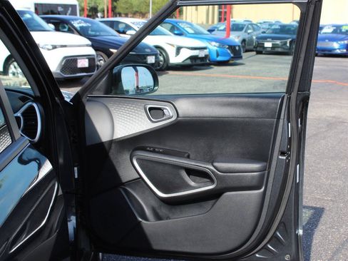 Used 2025 Kia Soul LX w/ LX Technology Package FWD image 10