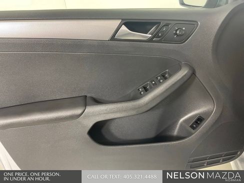 Used 2017 Volkswagen Jetta SE FWD image 17