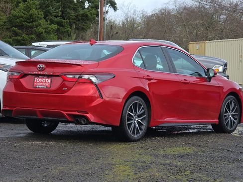 Used 2023 Toyota Camry SE image 4