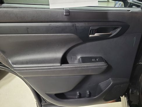 Used 2020 Toyota Highlander XLE image 11