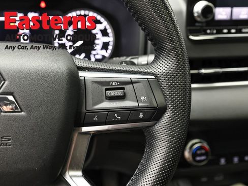 Used 2022 Mitsubishi Outlander SE image 16